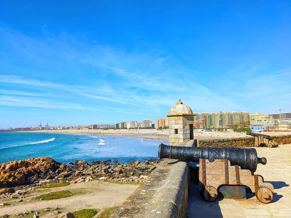 ポルトガルのポルトにあるMatosinhosビーチ 街並み 港LeixosのQueijo砦 ロイヤリティフリーのストック写真
