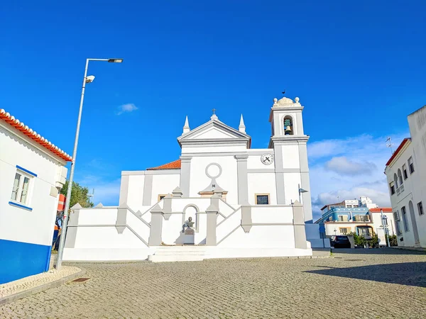 サニー通り 典型的なアルガルヴェ建築 Igreja Misericordia Aljezur ポルトガル ストックフォト