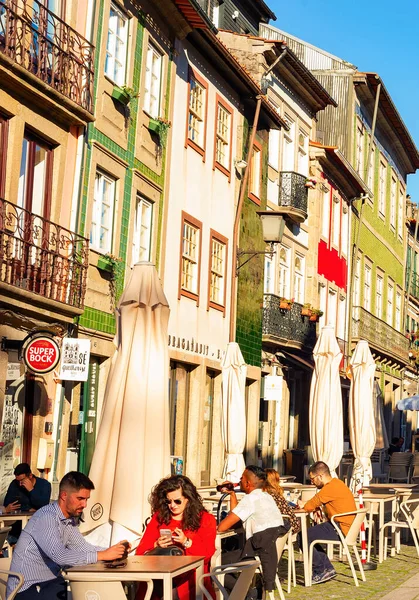 Braga Porto November 2021 Menschen Sitzen Straßencafé Hintergrund Die Kirche — Stockfoto