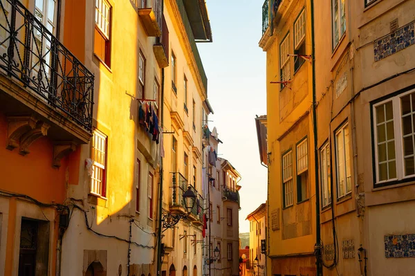 Стара Вузька Вулиця Світлі Заходу Сонця Традиційні Фасади Архітектури Порто — стокове фото