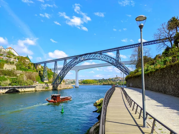 多罗河上有传统的帆船游轮 俯瞰着葡萄牙波尔图Sunhine的Maria Pia桥和Sao Joao桥 这是典型的瀑布式住宅建筑 — 图库照片