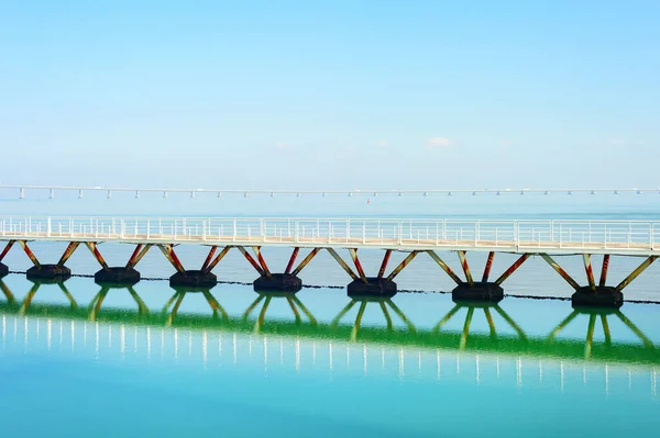 Most Vasco Gama Słoneczny Dzień Odbicie Pieszych Plaży Wodzie Rzeki — Zdjęcie stockowe