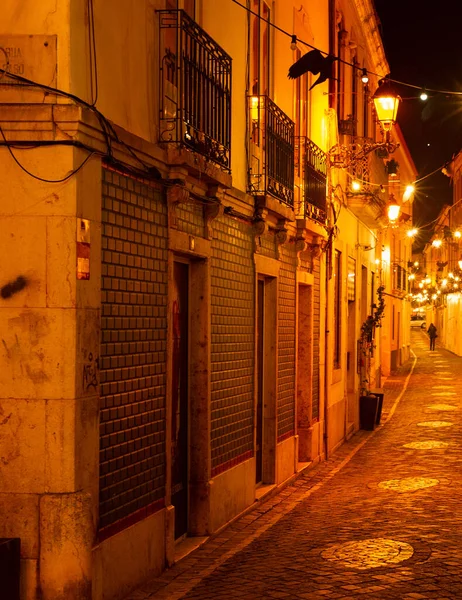 Lidé Noci Úzká Ulice Tradiční Architektury Osvětlené Lucernami Útulné Světlo — Stock fotografie