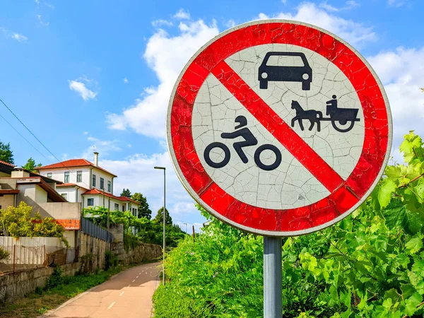 Prohibiční Značka Auta Motocykly Nebo Koňský Vozík Nesmí Projíždět Vesnice — Stock fotografie