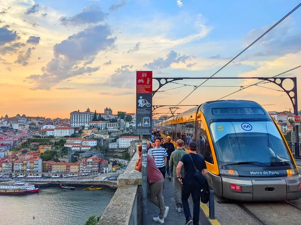 Porto Portogallo Luglio 2022 Treno Della Metropolitana Sul Ponte Dom — Foto Stock