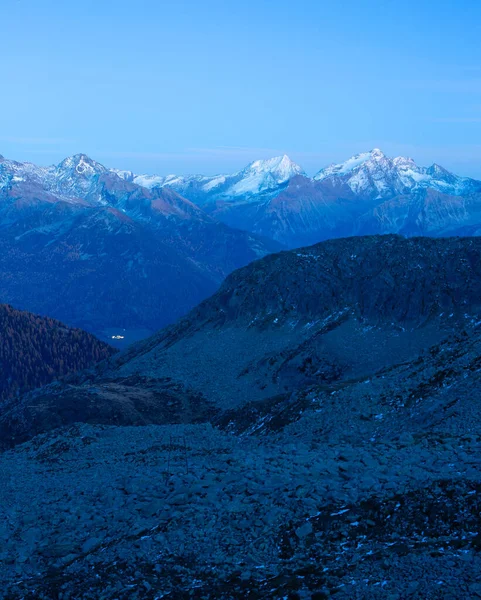 Alacakaranlık Alpleri Nin Arka Planında Dağ Karlı Zirveleri Olan Manzarası Telifsiz Stok Fotoğraflar