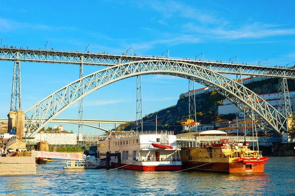 Cruceros Turísticos Por Puente Dom Luis Soleado Paisaje Ciudad Porto — Foto de Stock