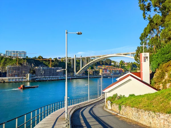 Arrabida Híd Templom Douro Folyóparton Vitorlás Túrahajóval Útkanyar Gaia Porto — Stock Fotó