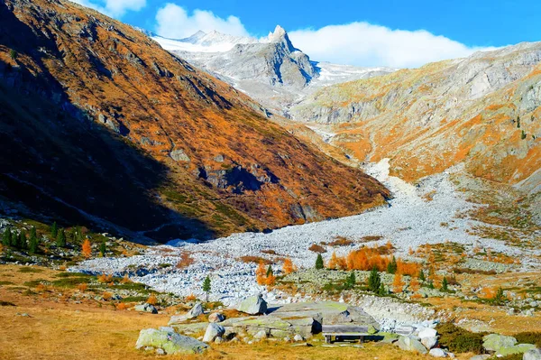 Alpské Scenérie Skalnatými Vrcholy Podzim Jasně Modrá Obloha Mraky Zlaté — Stock fotografie