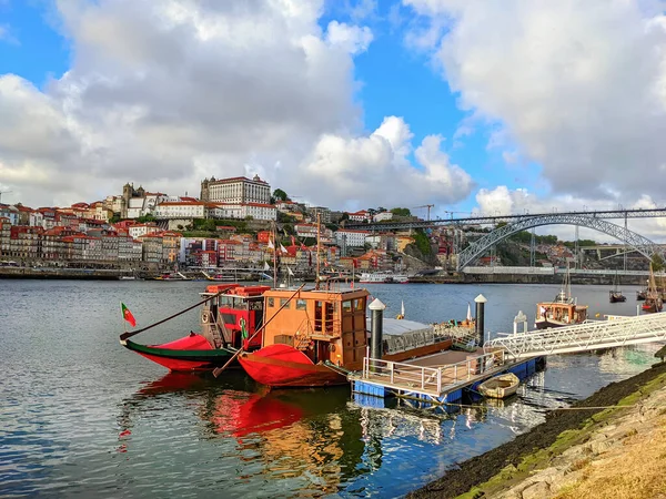 係留された伝統的なワインボートとガイア堤防 ルイス橋と街並み ポルト ポルトガル — ストック写真