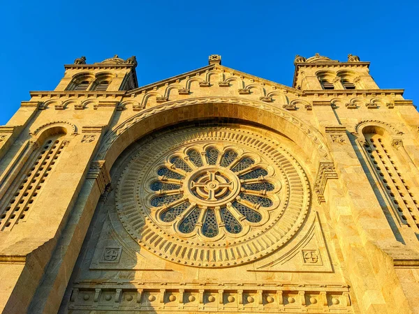 Πρόσοψη Παλαιάς Γοτθικής Εκκλησίας Στο Φως Του Susnet Viana Castelo — Φωτογραφία Αρχείου