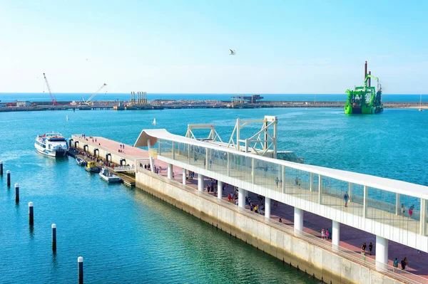 Portugal 在莱克斯港码头行走的人 背景是船货两用车厢 在阳光下停泊的船 从上方看 — 图库照片