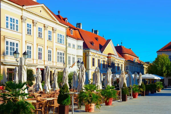 朝の旧市街の景色 レストランの通りのテラス 緑の植物と歴史的建造物 ガイア ハンガリー ストック画像