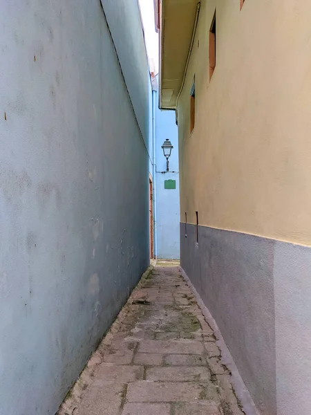 Europese Oude Stad Smalle Straat Met Vintage Lantaarn Porto Portugal Rechtenvrije Stockafbeeldingen