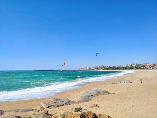 Stadtstrand Kitesurfen Sonne Meer Sandküste Leca Palmeira Porto Portugal Stockfoto