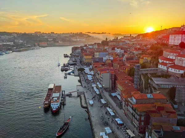 Senic Sunset Ribeira Dijk Afgemeerde Rondvaartboten Traditionele Portugese Architectuur Porto — Stockfoto