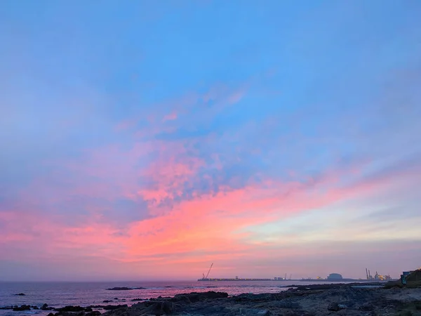 Matosinhos Sahilinde Günbatımı Renkli Gökyüzü Arka Planda Leixoes Limanı Atlantik — Stok fotoğraf
