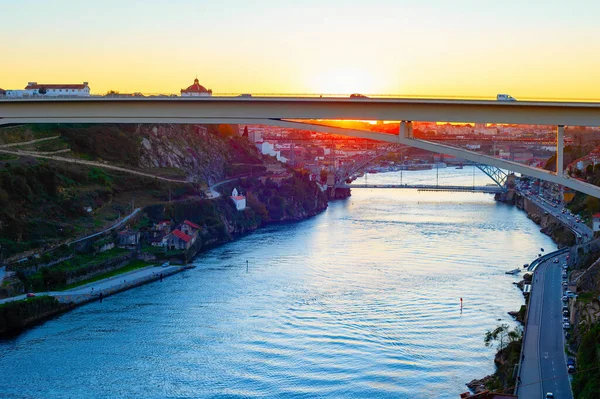 Abendliches Stadtbild Der Altstadt Brücke Infante Henrique Bei Sonnenuntergang Porto lizenzfreie Stockfotos