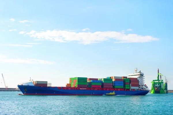 在葡萄牙波尔图Matosinhos的莱科索港装载的货船和货运集装箱 — 图库照片