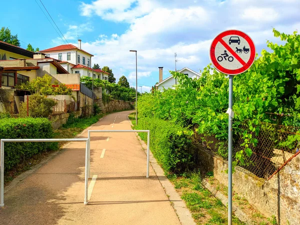 禁止記号 オートバイや馬のカートを渡すことはできません 村やブドウ畑 プライベートエリア ポルトガルのセレリコ ストックフォト