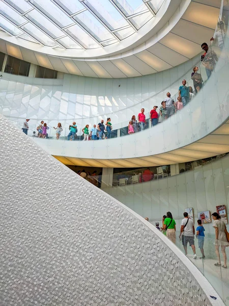 ポルトガルポルト 2022年9月18日 ライキソス港クルーズターミナルでのオープン日 螺旋階段の中を歩く人々 現代建築 ポルト ポルトガル ロイヤリティフリーのストック画像
