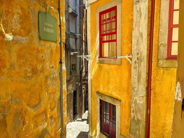 Желтый Цвет Узкой Улочки Старого Города Солнце Порту Португалия — стоковое фото