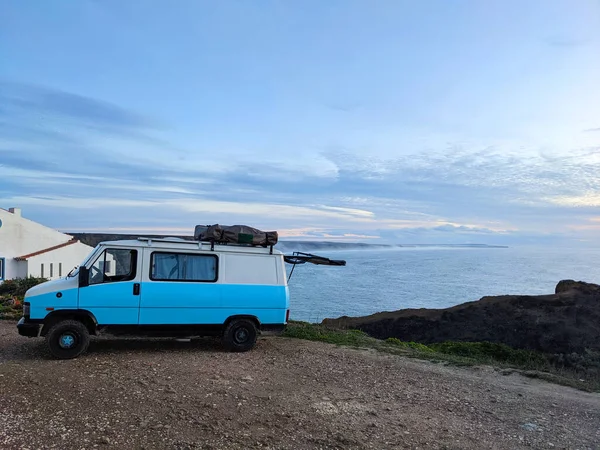 Samochód Kempingowy Klifie Oceanu Arrifana Aljezur Portugalia — Zdjęcie stockowe