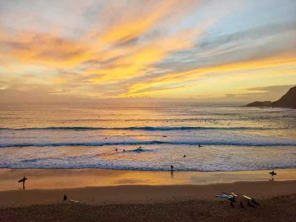 冲浪者在日落时在海滩上 葡萄牙Alentejo Arrifana — 图库照片