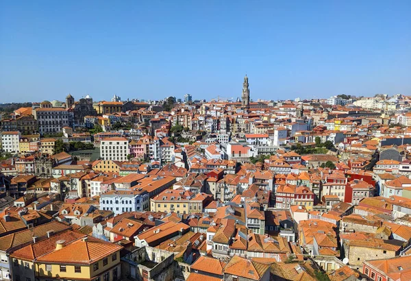 波尔图老城与克莱里戈斯教堂和塔楼的天际线 葡萄牙 — 图库照片