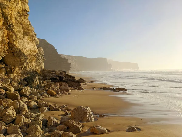 Океанский Пляжный Пейзаж Песком Камнями Сагреш Алгарве Португалия Стоковая Картинка