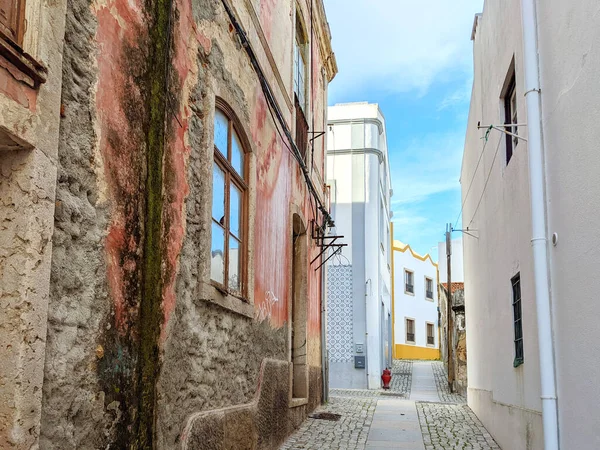 Calle Típica Del Casco Antiguo Sines Portugal Imágenes de stock libres de derechos