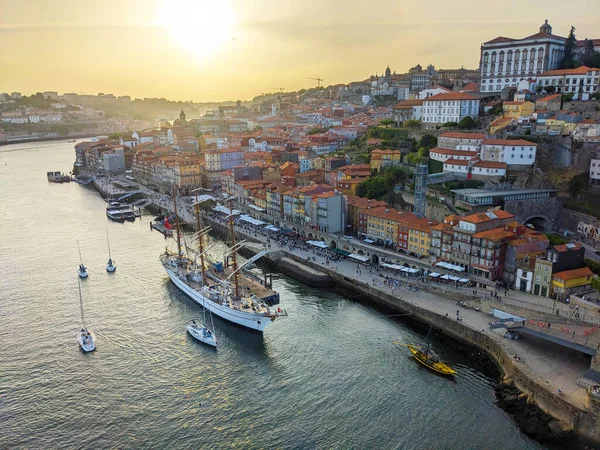 Enorm Segelbåt Portos Hamn Vid Solnedgången Portugal Stockfoto