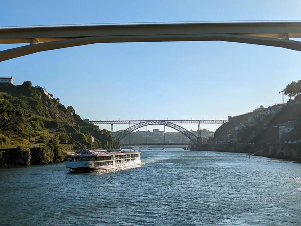 日落时分 游客们在杜洛河边乘船游览 葡萄牙波尔图 免版税图库图片