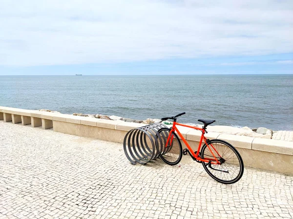Röd Bycicle Vid Parkeringsplatsen Havet Stranden Figueira Foz Portugal Royaltyfria Stockbilder