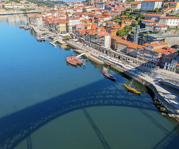 多罗河埃菲尔铁尔桥映像下的波尔图老城的空中景观 葡萄牙波尔图 图库图片
