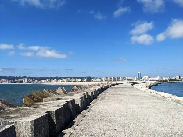 Skyline Von Figueira Foz Mit Gleichaltrigen Und Meer Portugal lizenzfreie Stockbilder