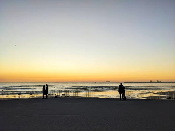 Sylwetka Pary Zachodzie Słońca Plaża Matozinhos Porto Portugalia Obrazek Stockowy