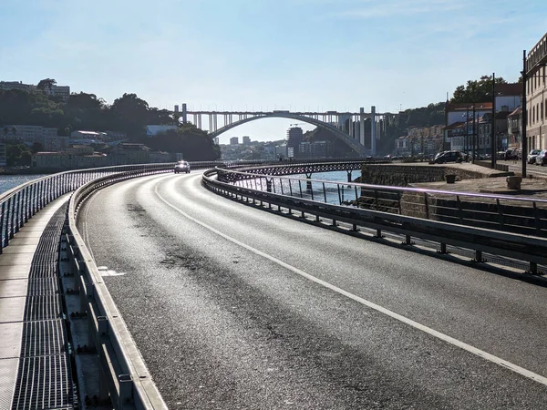 Auto Auf Einer Straße Fluss Douro Hintergrund Die Brücke Von lizenzfreie Stockfotos