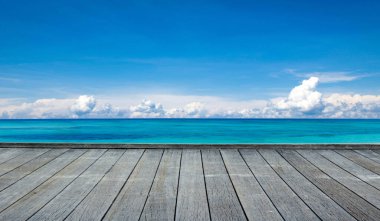 Beyaz kumlu sahili ve denizi olan tropik Maldivler adası