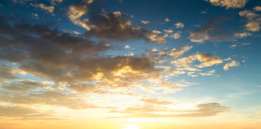 Güneş ışınlarıyla mavi ve turuncu gün batımı gökyüzü. Arkaplan için doğal manzara