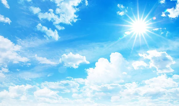 Nuvens Brancas Fofas Com Arco Íris Céu Azul — Fotografia de Stock