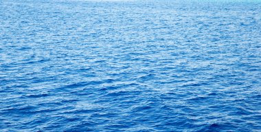 Güneş yansımalı mavi su. Deniz arkaplanı