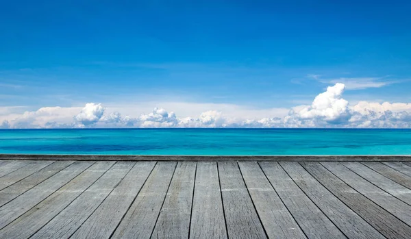 Beyaz kumlu sahili ve denizi olan tropik Maldivler adası