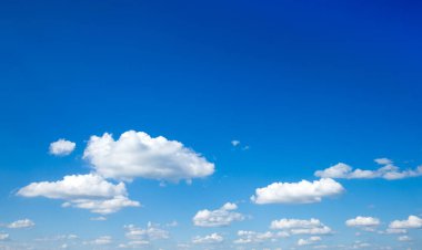 mavi gökyüzüne gökkuşağı ile kabarık beyaz bulutlar