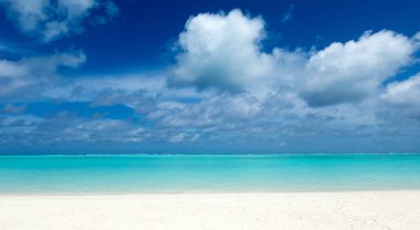 Beyaz kumlu sahili ve denizi olan tropik Maldivler adası