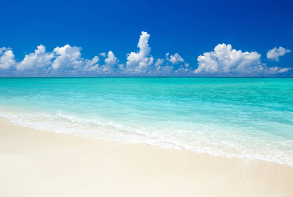 тропический Мальдивский остров с белым песчаным пляжем и морем