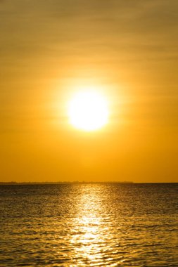 Tropikal adada okyanusun üzerinde renkli gün batımı