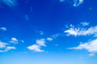 Beyaz bulutlu mavi gökyüzü