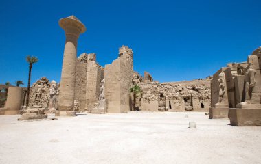 Mısır 'daki Karnak tapınağının antik kalıntıları