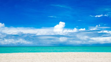 Beyaz kumlu sahili ve denizi olan tropik Maldivler adası